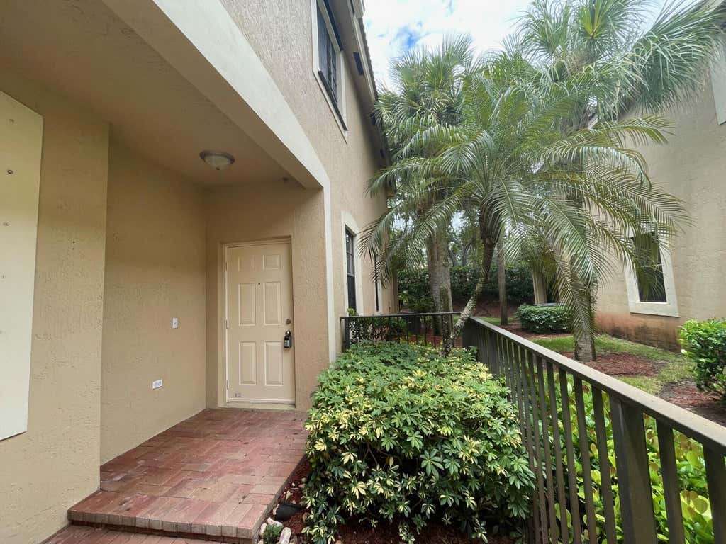 Photo of 4329 VINEYARD Circle #4329, Weston, FL 33332 (MLS # B26054422)