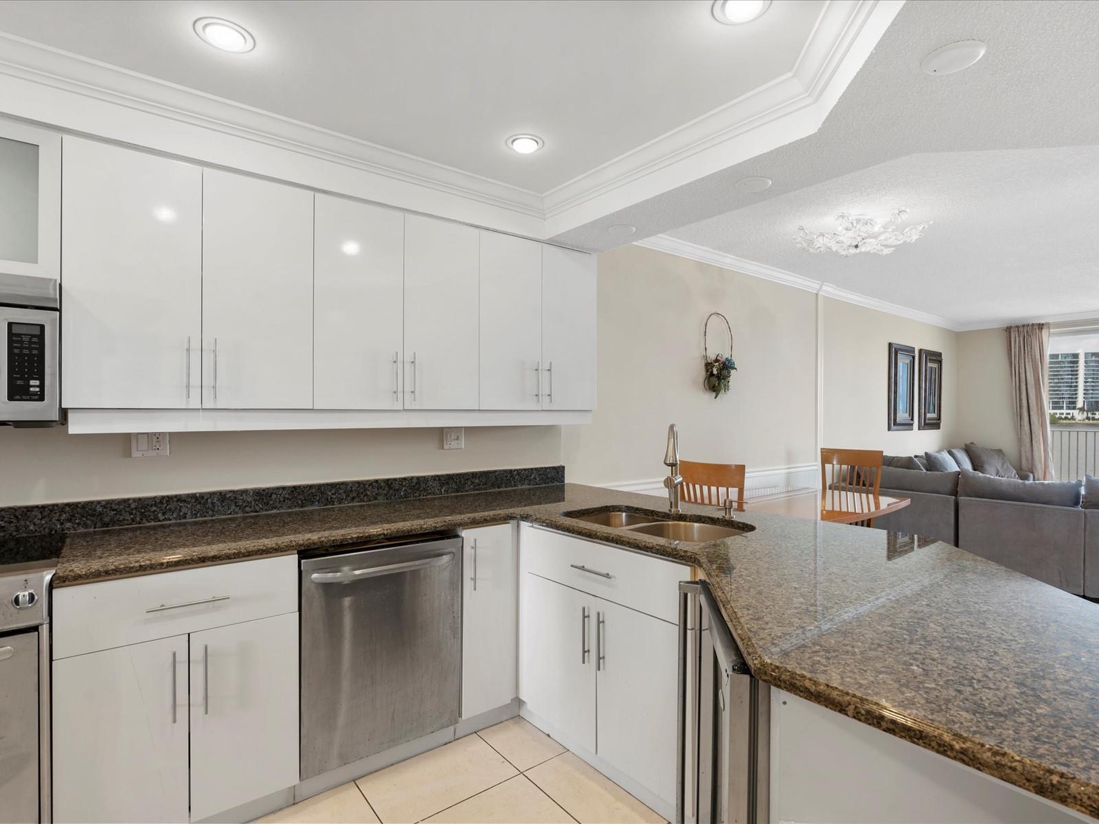 LES PELICANS (THE PELICAN) - Residential Lease