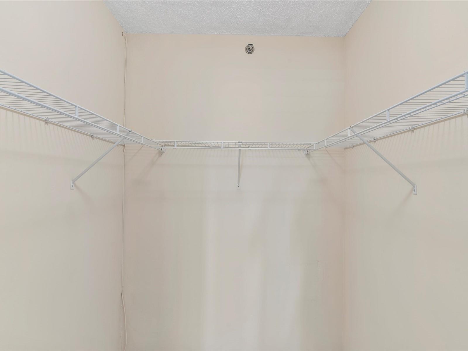 LES PELICANS (THE PELICAN) - Residential Lease