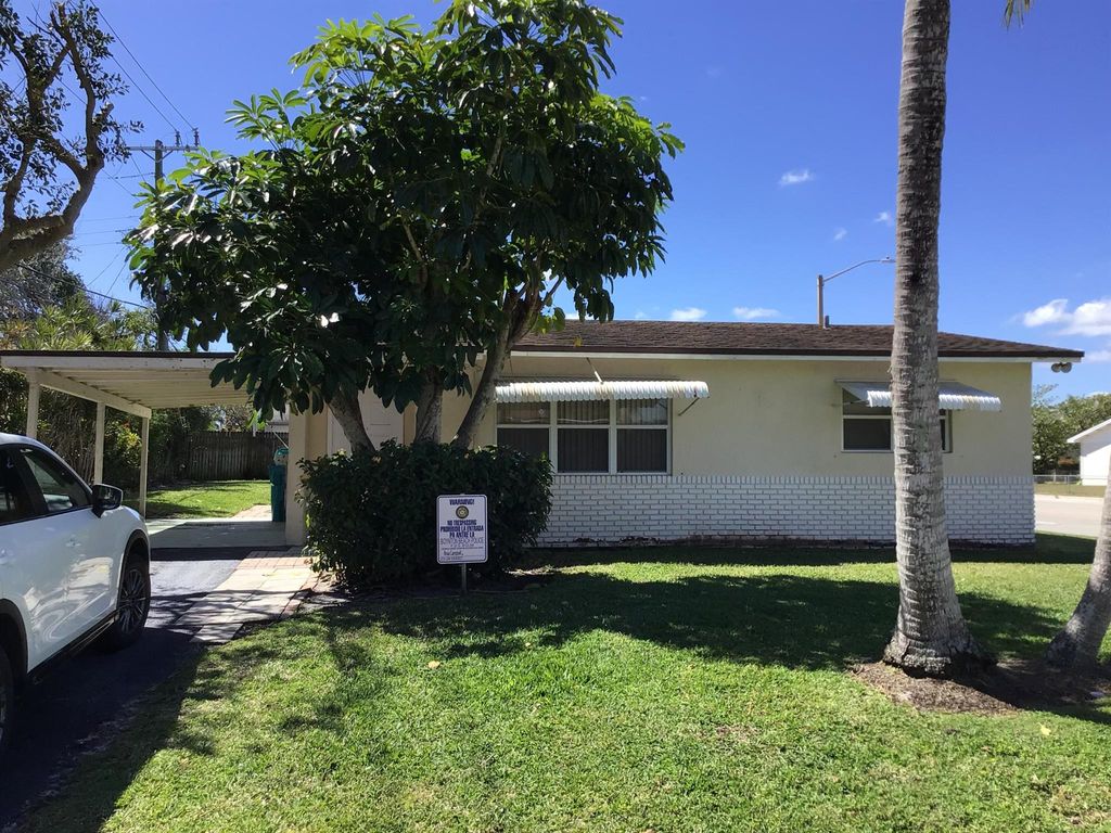 Photo of 10 NE 28th Court, Boynton Beach, FL 33435 (MLS # R11073451)