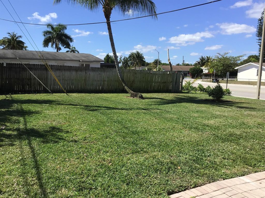 Photo of 10 NE 28th Court, Boynton Beach, FL 33435 (MLS # R11073451)