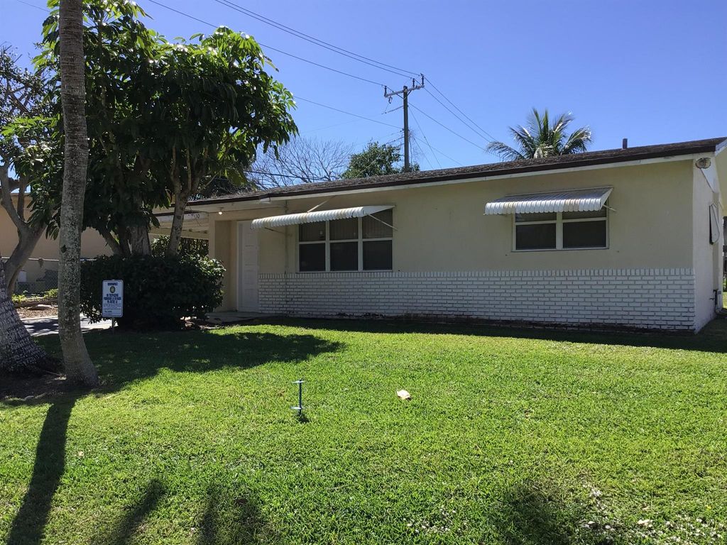 Photo of 10 NE 28th Court, Boynton Beach, FL 33435 (MLS # R11073451)