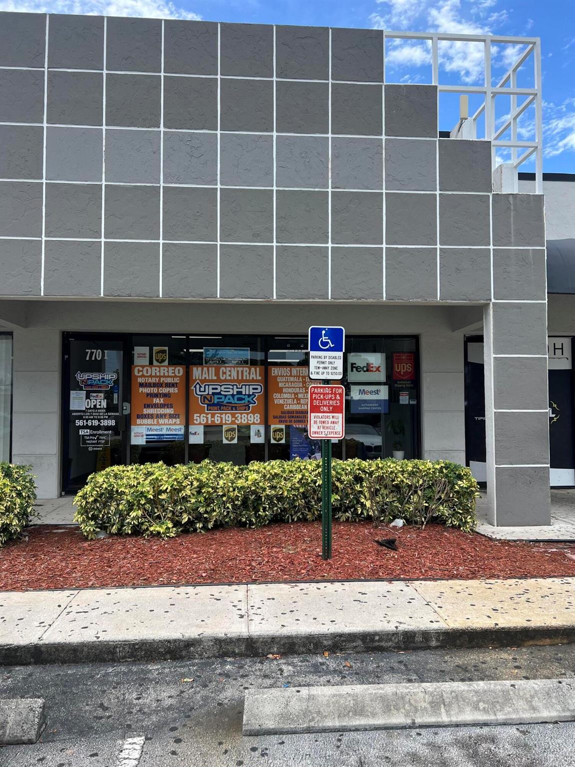 Main image without alt text