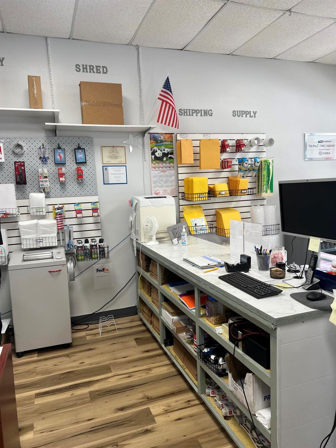 Main image without alt text