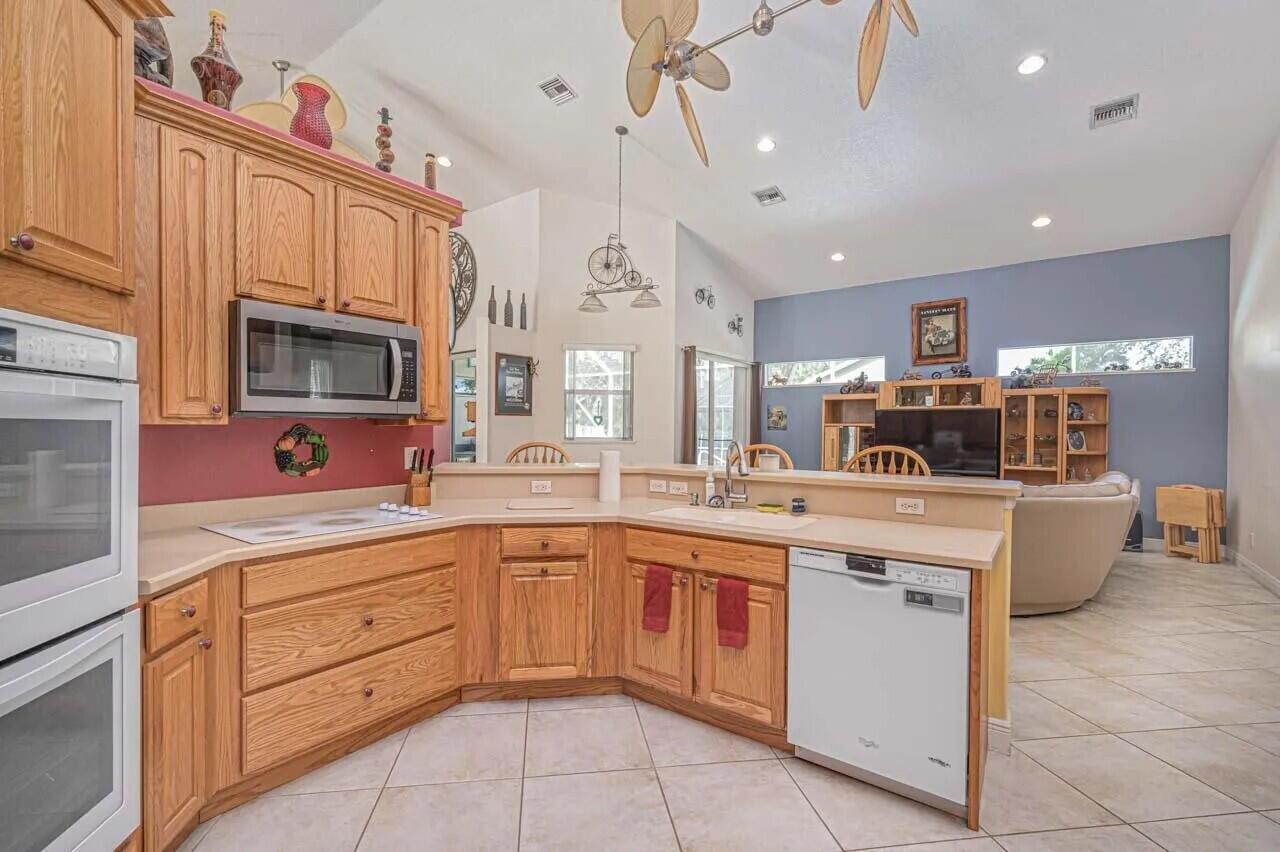 2161 SW Hyacinth Street