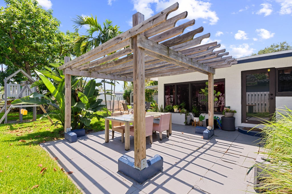 Photo of 336 SW 20th Street, Fort Lauderdale, FL 33315 (MLS # B26077556)