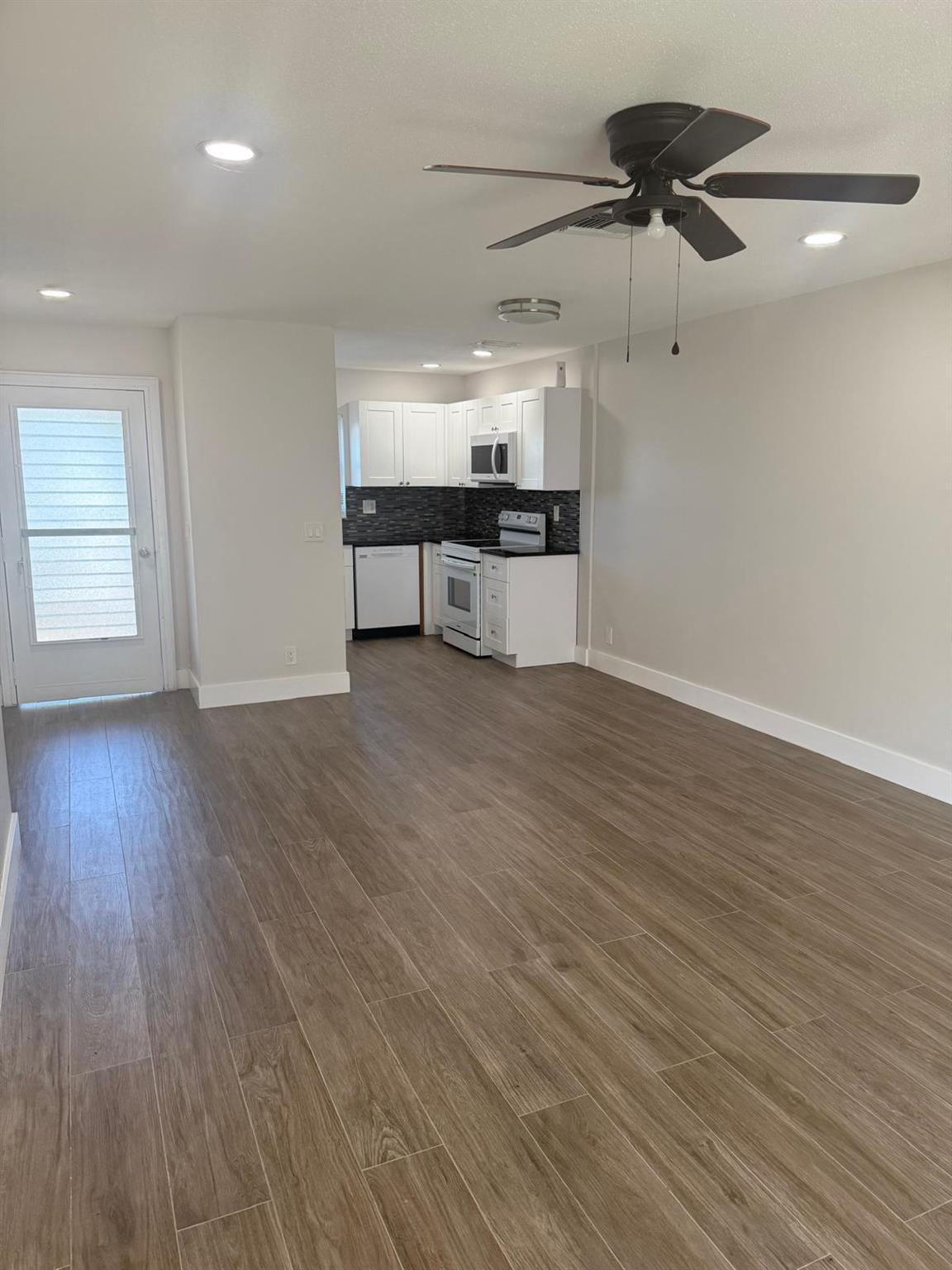 CRESTHAVEN VILLAS 17 COND - Residential Lease