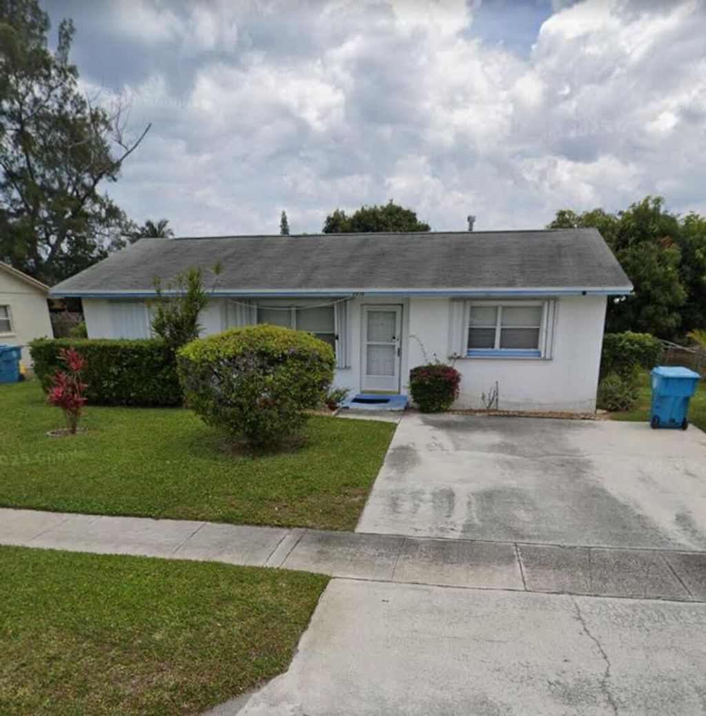Photo of 2030 NE 1st Lane, Boynton Beach, FL 33435 (MLS # R11145185)