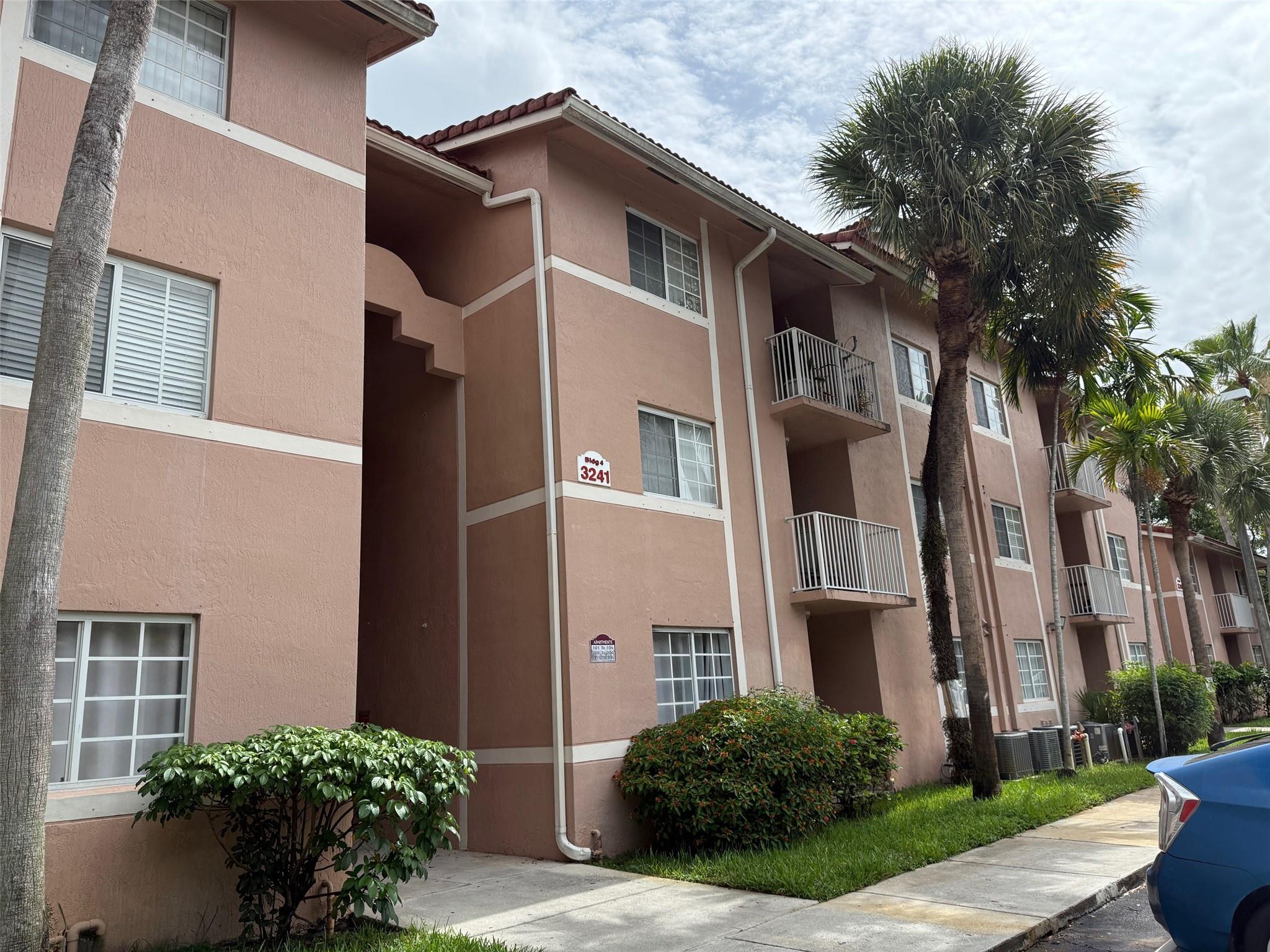 3241 Sabal Palm Mnr 301