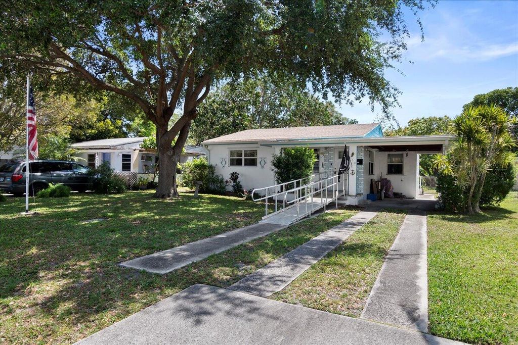 Photo of 260 NE 14th Street, Delray Beach, FL 33444 (MLS # R11045311)