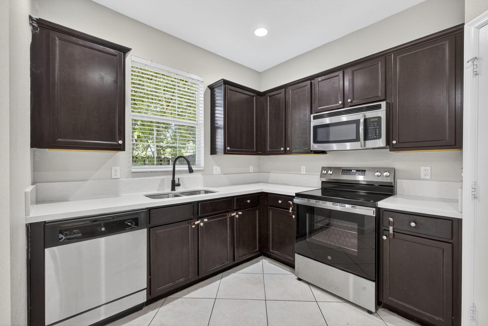 CHARLESTON COMMONS - Residential