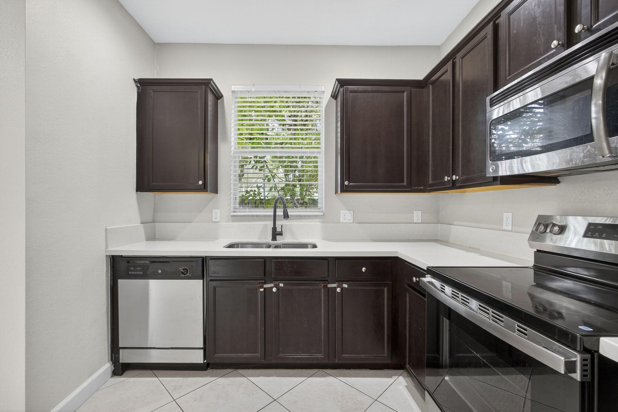 CHARLESTON COMMONS - Residential