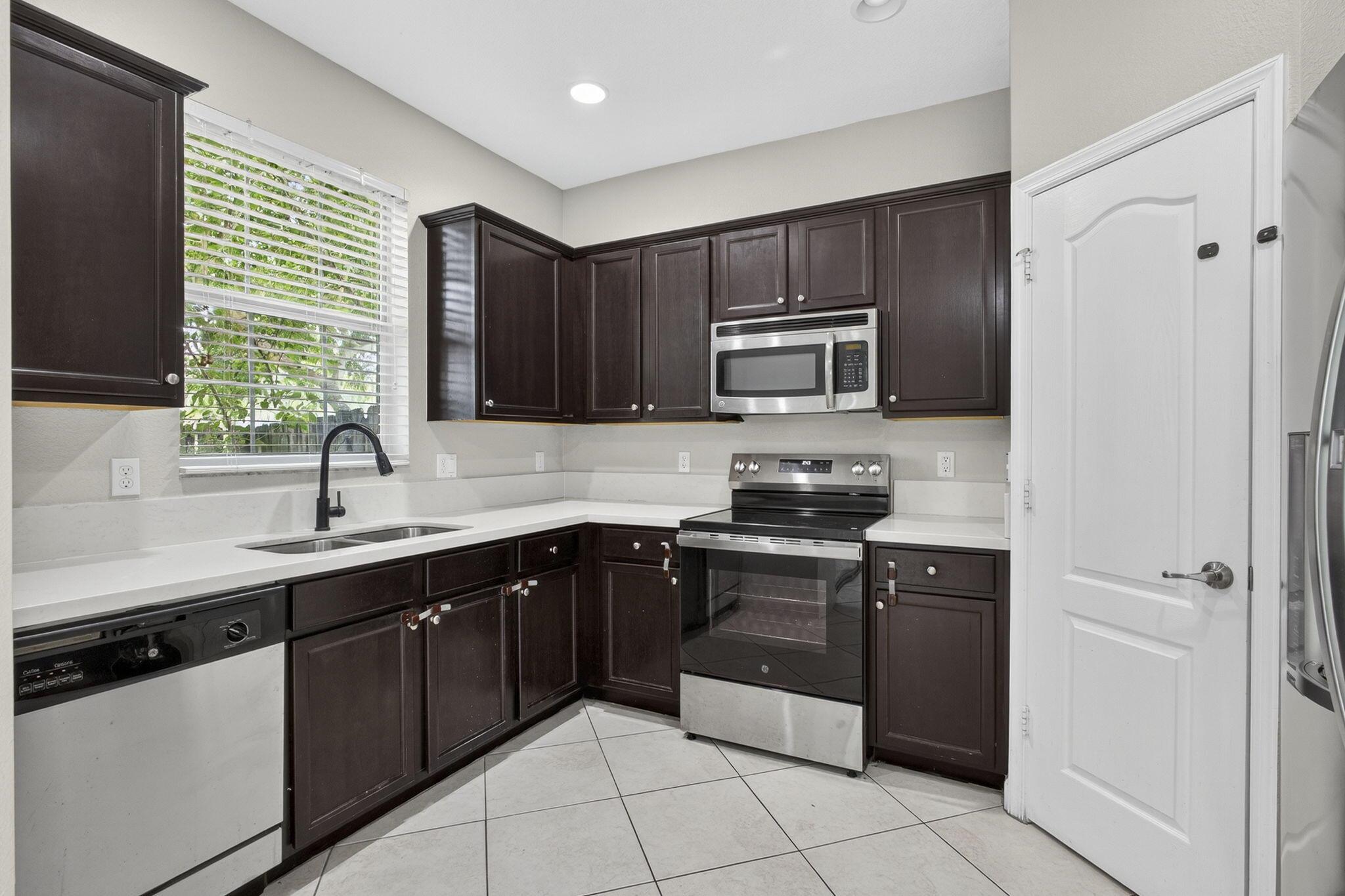 CHARLESTON COMMONS - Residential