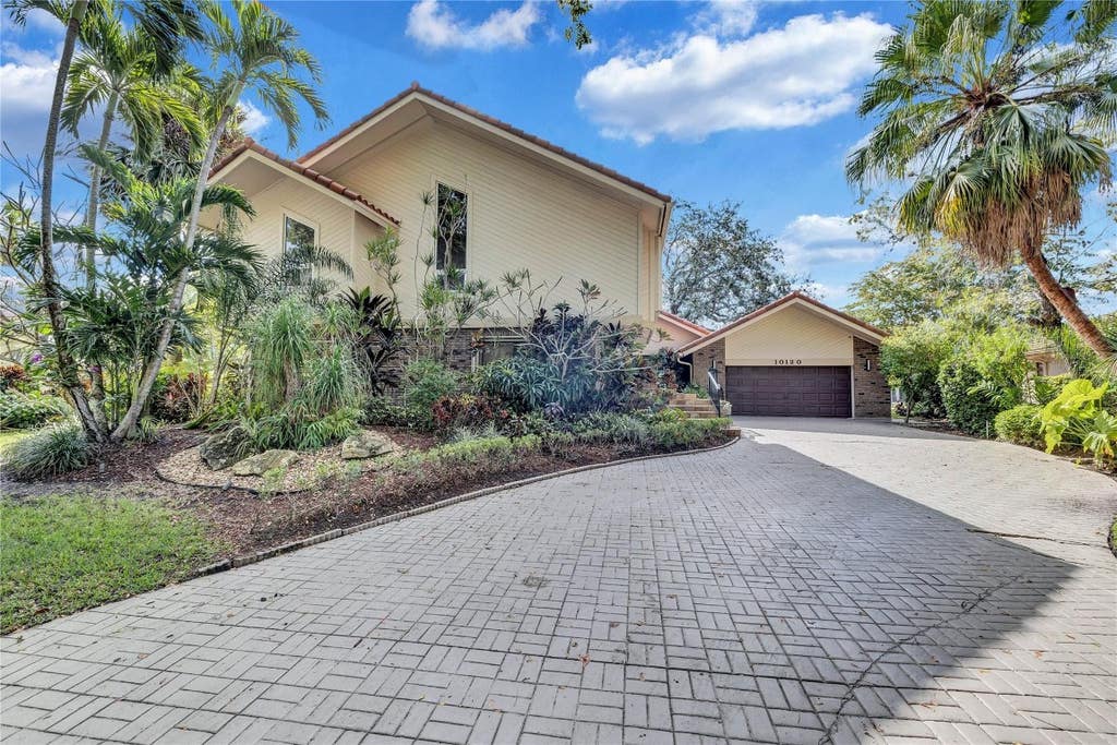 Photo of 10120 Vestal Court, Coral Springs, FL 33071 (MLS # F10538575)