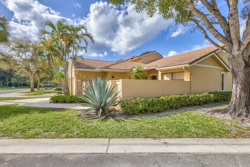 Photo of 409 Prestwick Lane, Palm Beach Gardens, FL 33418 (MLS # R10946328)