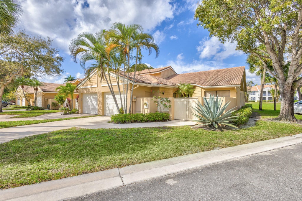 Photo of 409 Prestwick Lane, Palm Beach Gardens, FL 33418 (MLS # R10946328)