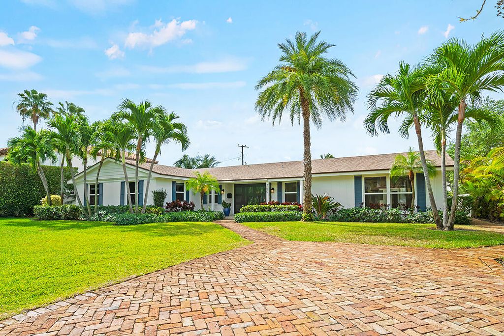 Photo of 260 E Lakewood Road, West Palm Beach, FL 33405 (MLS # B26017905)