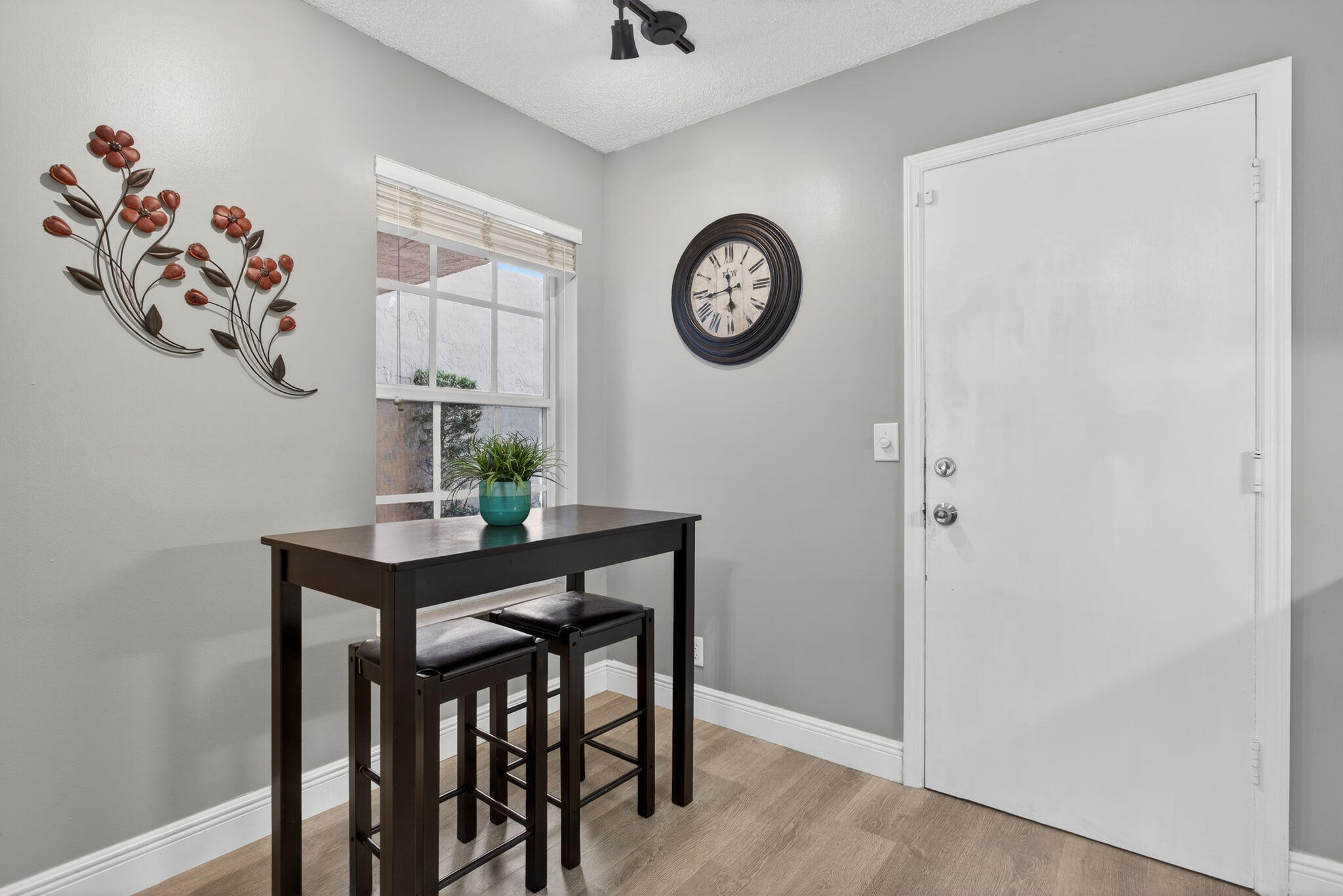 ADDISON COURT - Residential