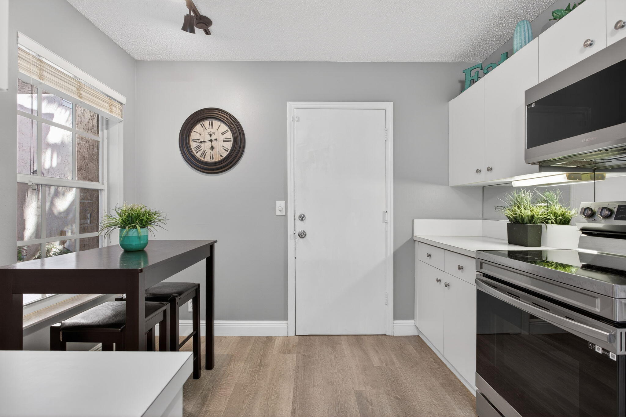 ADDISON COURT - Residential