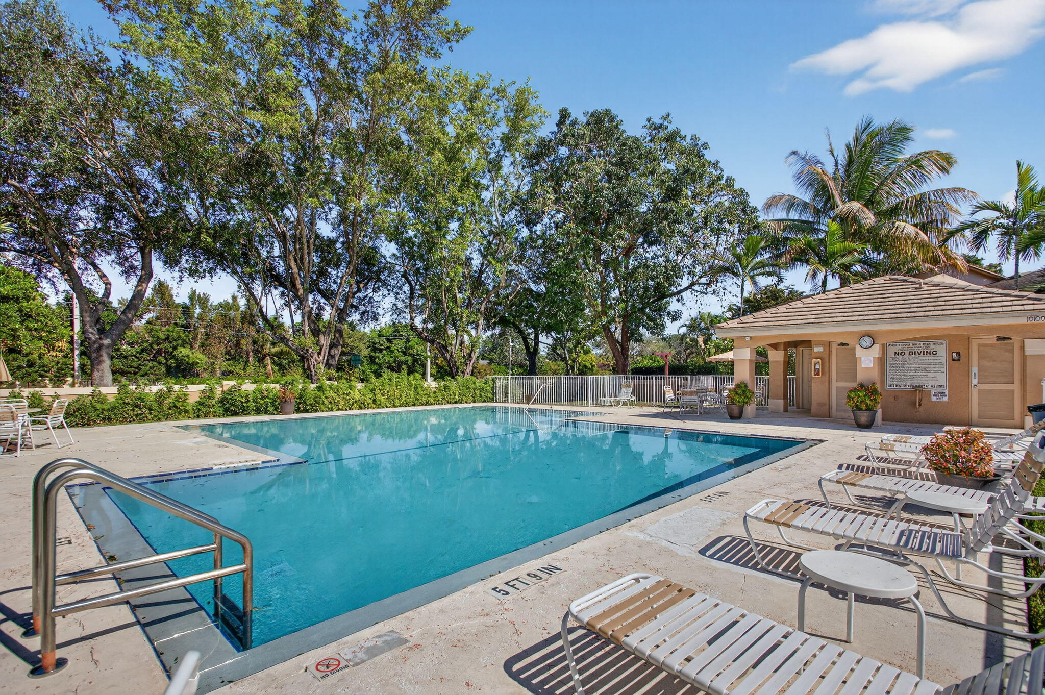 ADDISON COURT - Residential