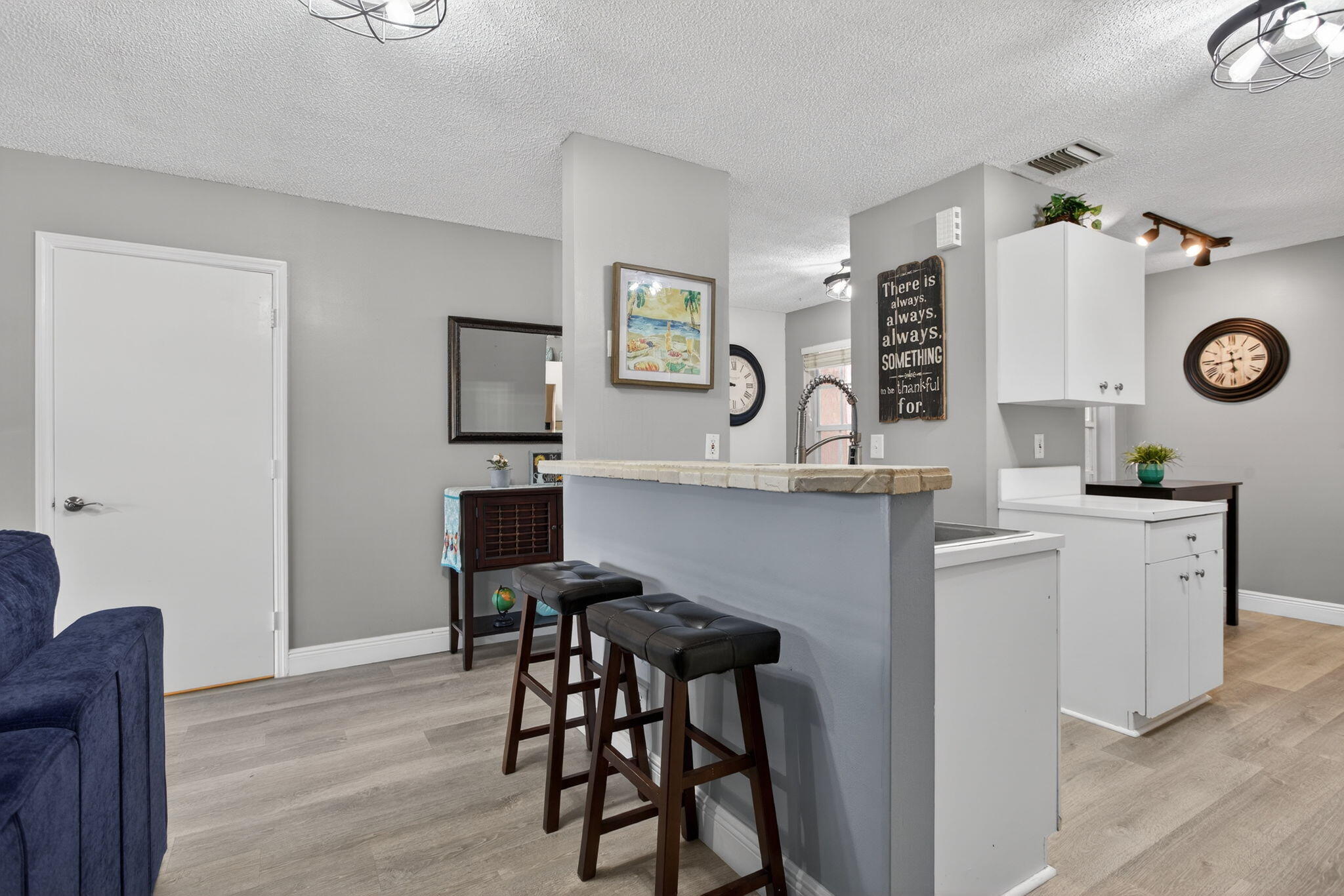 ADDISON COURT - Residential