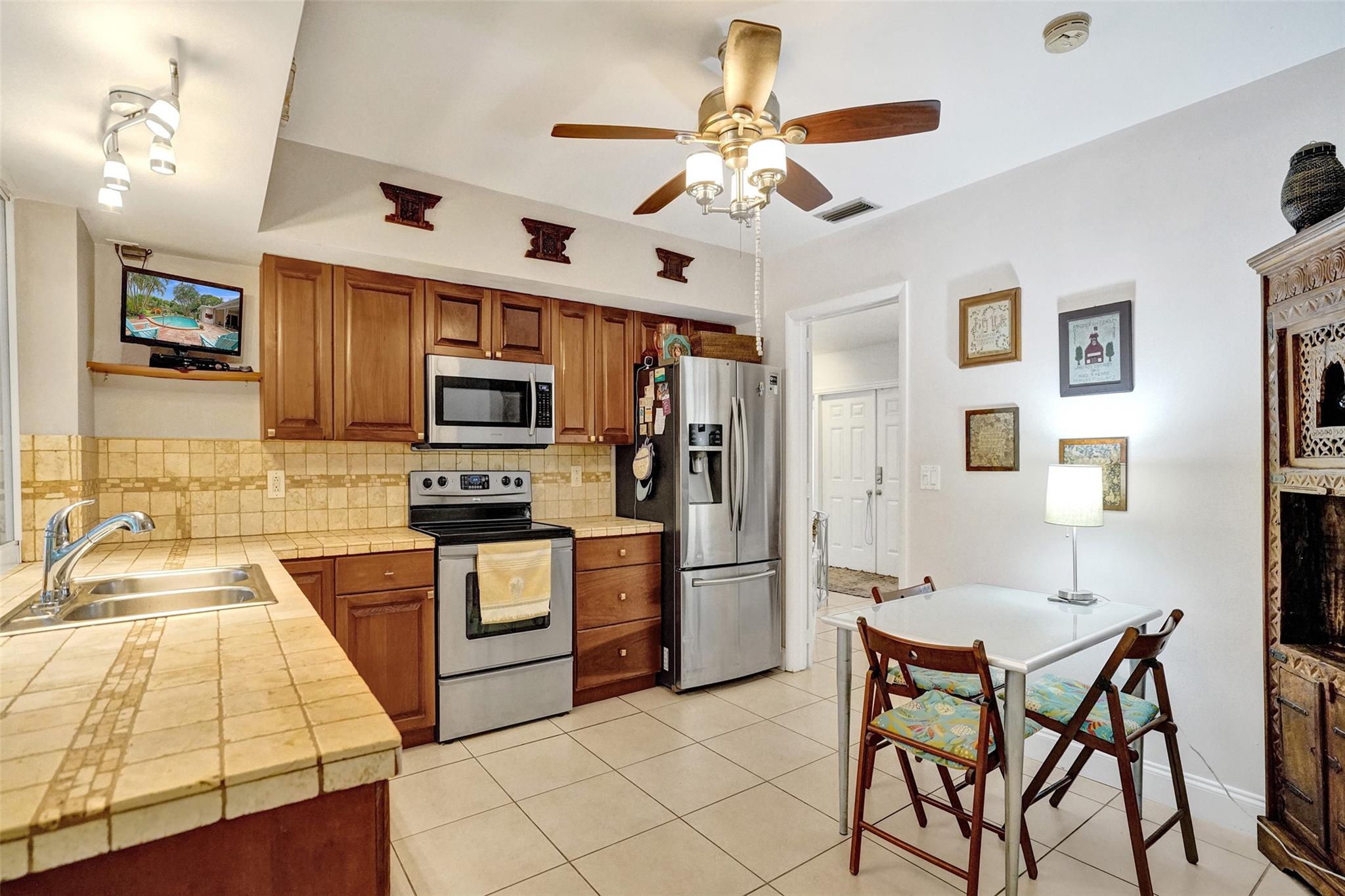 560 SW 62nd Ave