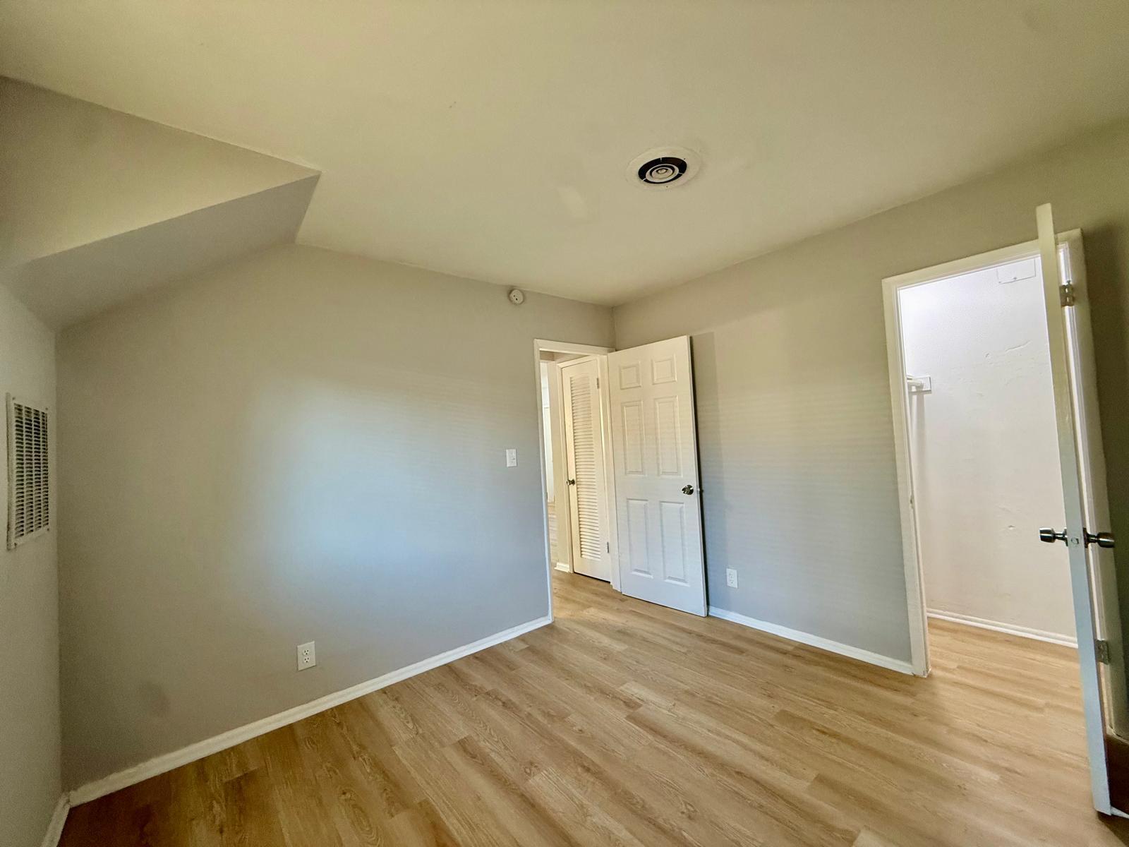 CRESTHAVEN NO 11 - Residential Lease