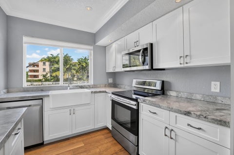 Tiny photo for 2107 NE 44th Street, Lighthouse Point, FL 33064 (MLS # B26088684)