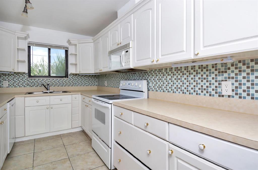 ONE TWENTY FIVE PALMWAY CONDO - Residential