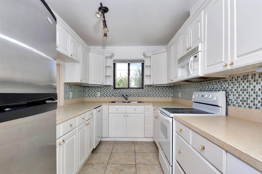 ONE TWENTY FIVE PALMWAY CONDO - Residential