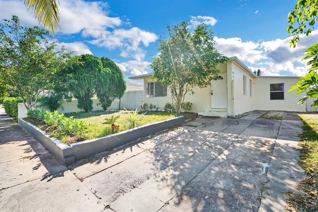 Photo of 924 38th Street, West Palm Beach, FL 33407 (MLS # R10841938)