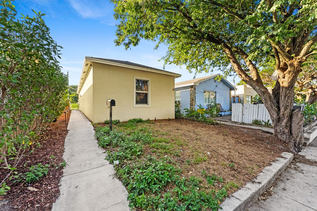 Photo of 611 N North F St, Lake Worth Beach, FL 33460 (MLS # R11060317)