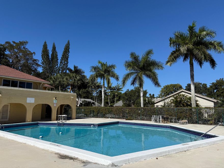 Comfortable First Floor, 2 Bedooms 2 Bathrooms unit, with Full size Washer and Dryer inside the unit. Very conveniently located in Coral Springs, close to main highways, shopping areas and schools.