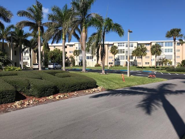 VILLAGE ROYALE ON THE GREEN CONDO - Residential