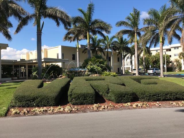 VILLAGE ROYALE ON THE GREEN CONDO - Residential