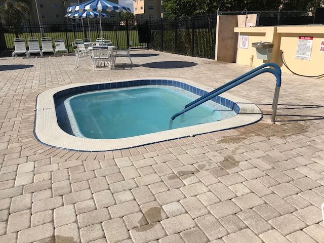 VILLAGE ROYALE ON THE GREEN CONDO - Residential