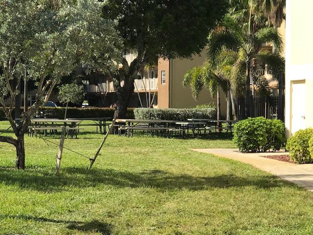 VILLAGE ROYALE ON THE GREEN CONDO - Residential