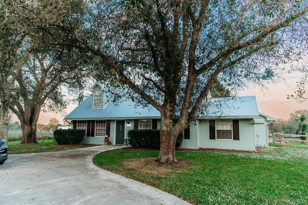 Photo of 430 Emerald Avenue, Fort Pierce, FL 34945 (MLS # F10410925)