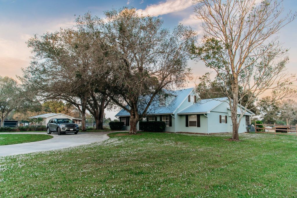 Photo of 430 Emerald Avenue, Fort Pierce, FL 34945 (MLS # F10410925)
