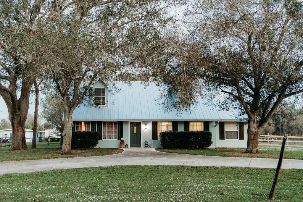 Photo of 430 Emerald Avenue, Fort Pierce, FL 34945 (MLS # F10410925)
