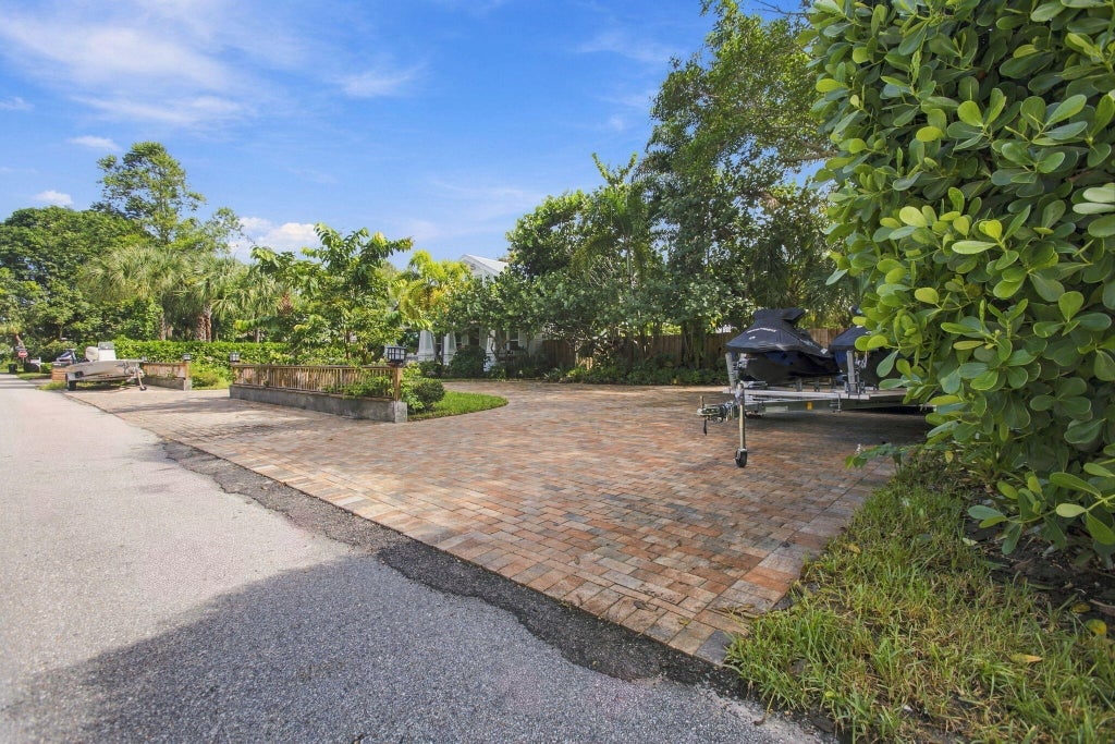 Photo of 135 SE Martin Avenue, Stuart, FL 34996 (MLS # B26087755)