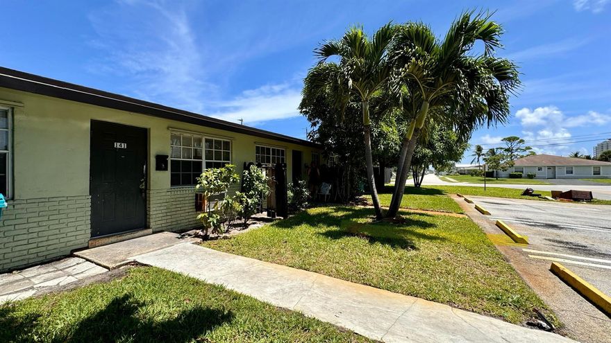 Water included, 2 bedroom 1 bathroom in heart of Boynton Beach.