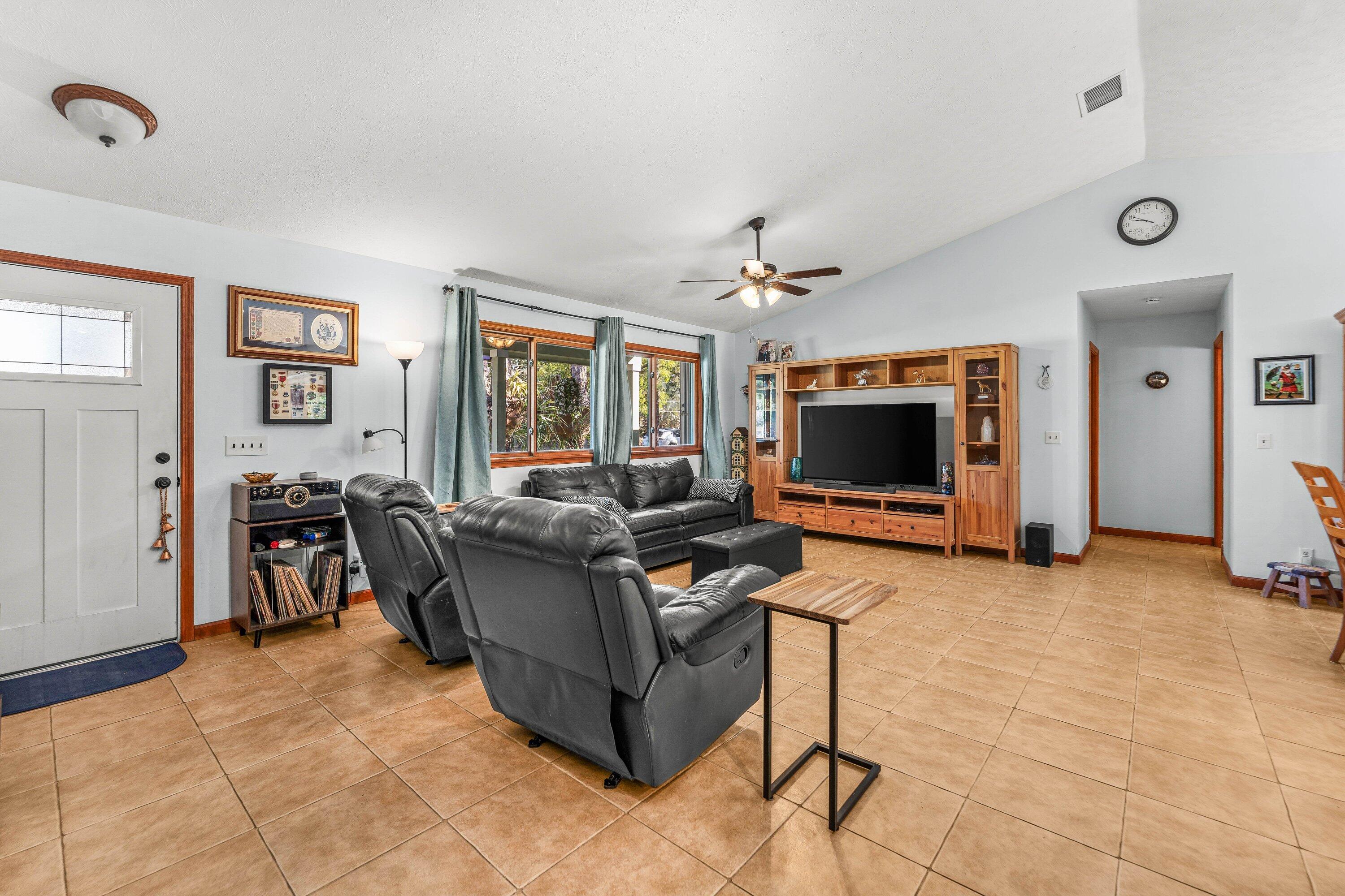 11-43-40~ N 237.9 FT OF S   3380.6 FT OF E 209.6 F - Residential