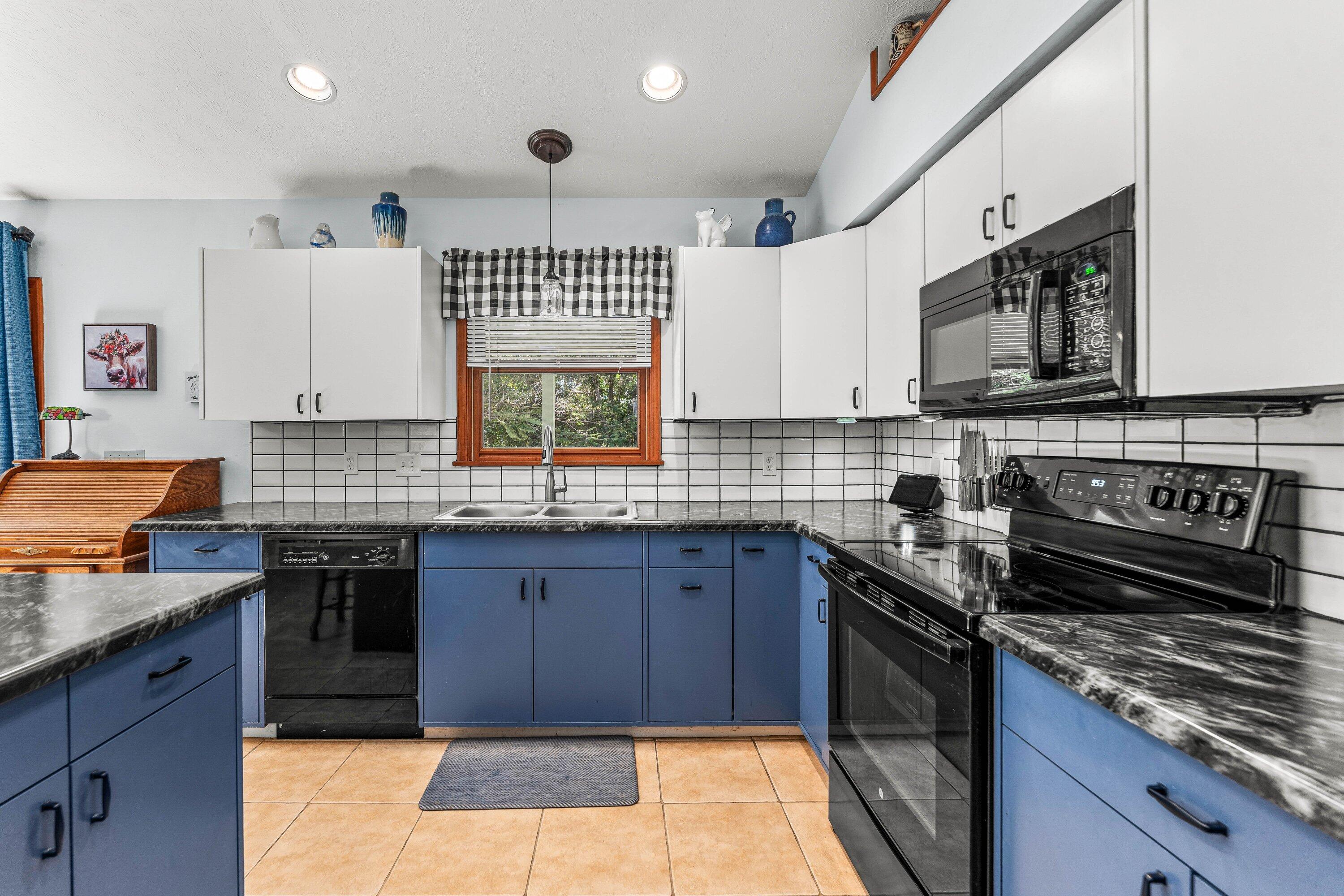 11-43-40~ N 237.9 FT OF S   3380.6 FT OF E 209.6 F - Residential