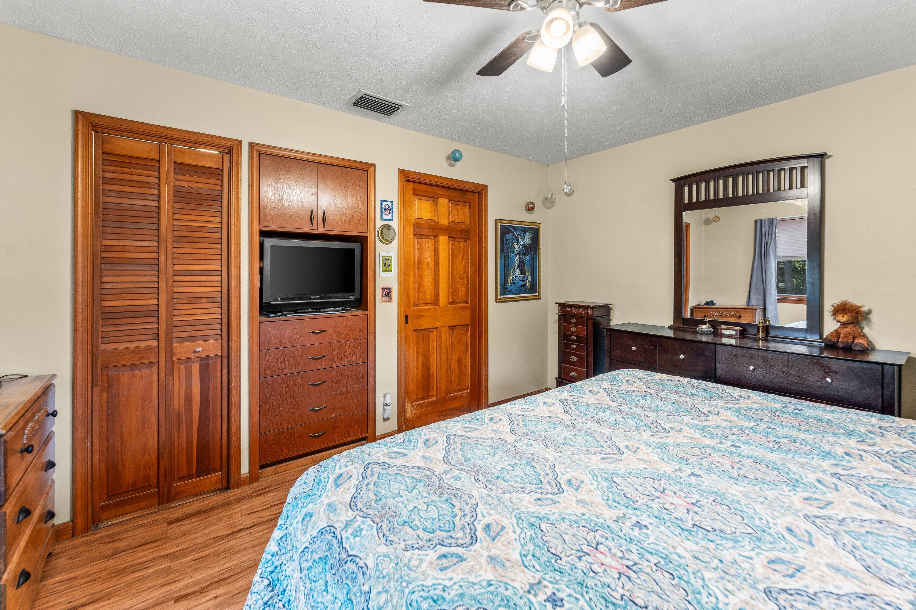 11-43-40~ N 237.9 FT OF S   3380.6 FT OF E 209.6 F - Residential