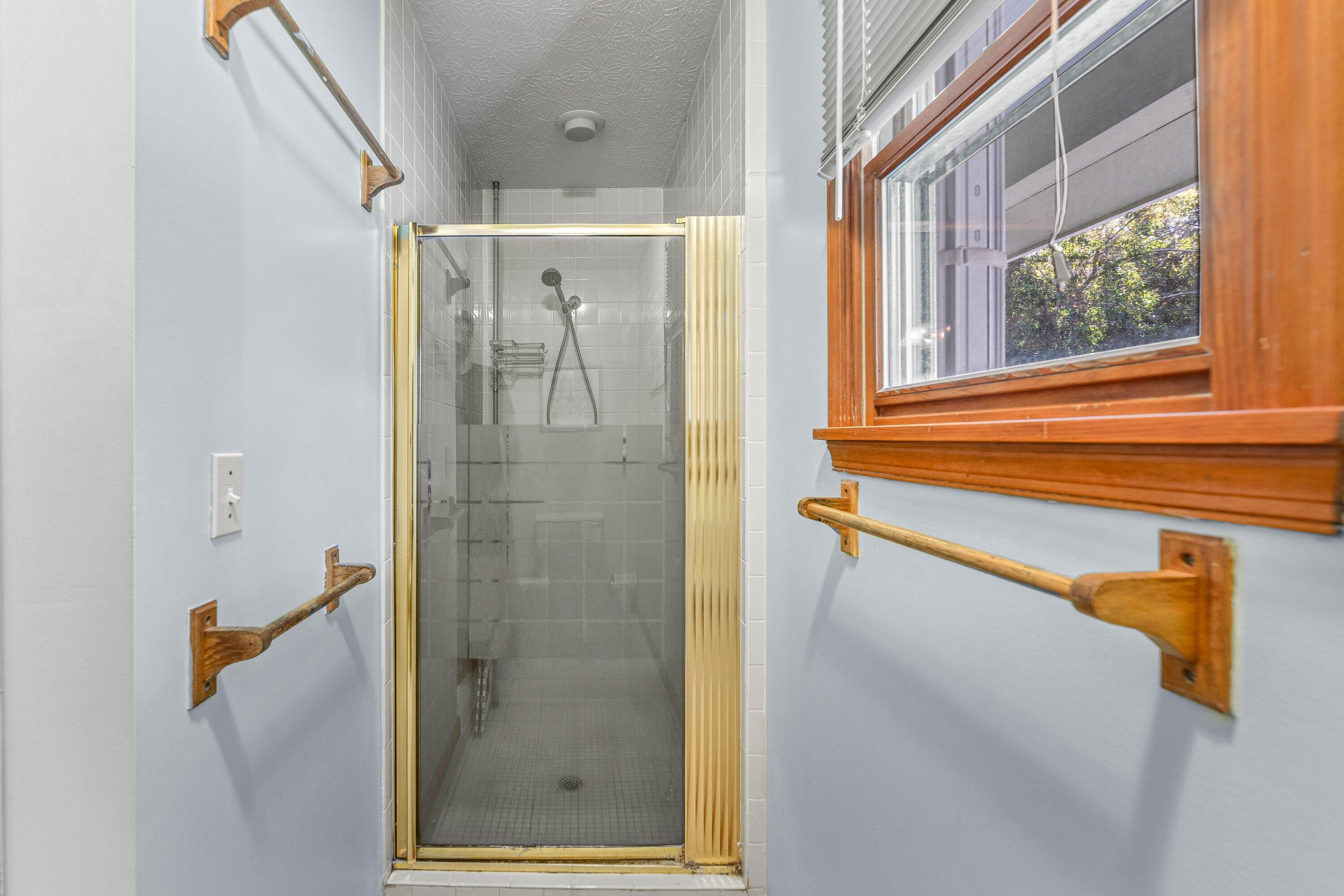 11-43-40~ N 237.9 FT OF S   3380.6 FT OF E 209.6 F - Residential