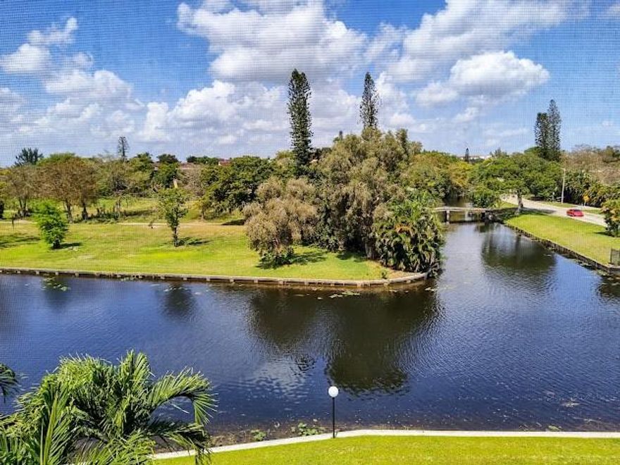 THE VIEW, THE VIEW, GATED COMMUNITY, 55 PLUS, INVERRARY LAS VISTAS GORGIOUS VIEW ON LAKE AND GOLF COUSE, THIS CONDO AS BEEN COMPLETE RENOVATED WITH HIGH QUALITY CABINET KITCHEN AND MARBLE COUNTER, ALL CERAMIC FLOOR,  HIGH QUALITY FURNITURE AND THE CONDO IS FOR SALE ALL FURNISHED TURN KEY,  EXEPT PERSONAL BELONGING, NEW ELECTRICAL PANEL AND NEW WATER HEATER, RECENT AC SYSTEM, WASHER AND DRYER IS IN CLOSED AREA ON SCREENED BALCONY, HOA INCLUDED WITH TV CABLE AND INTERNET SPEED 260 MGBS, SHORT WALKING DISTANCE ON POOLS AND CLUD HOUSE, 18 MINUTES TO THE BEACH , CLOSE TO ALL SERVICES SHOPPING RESTAURANTS AND OTHERS. GATED COMMUNITY 55 PLUS