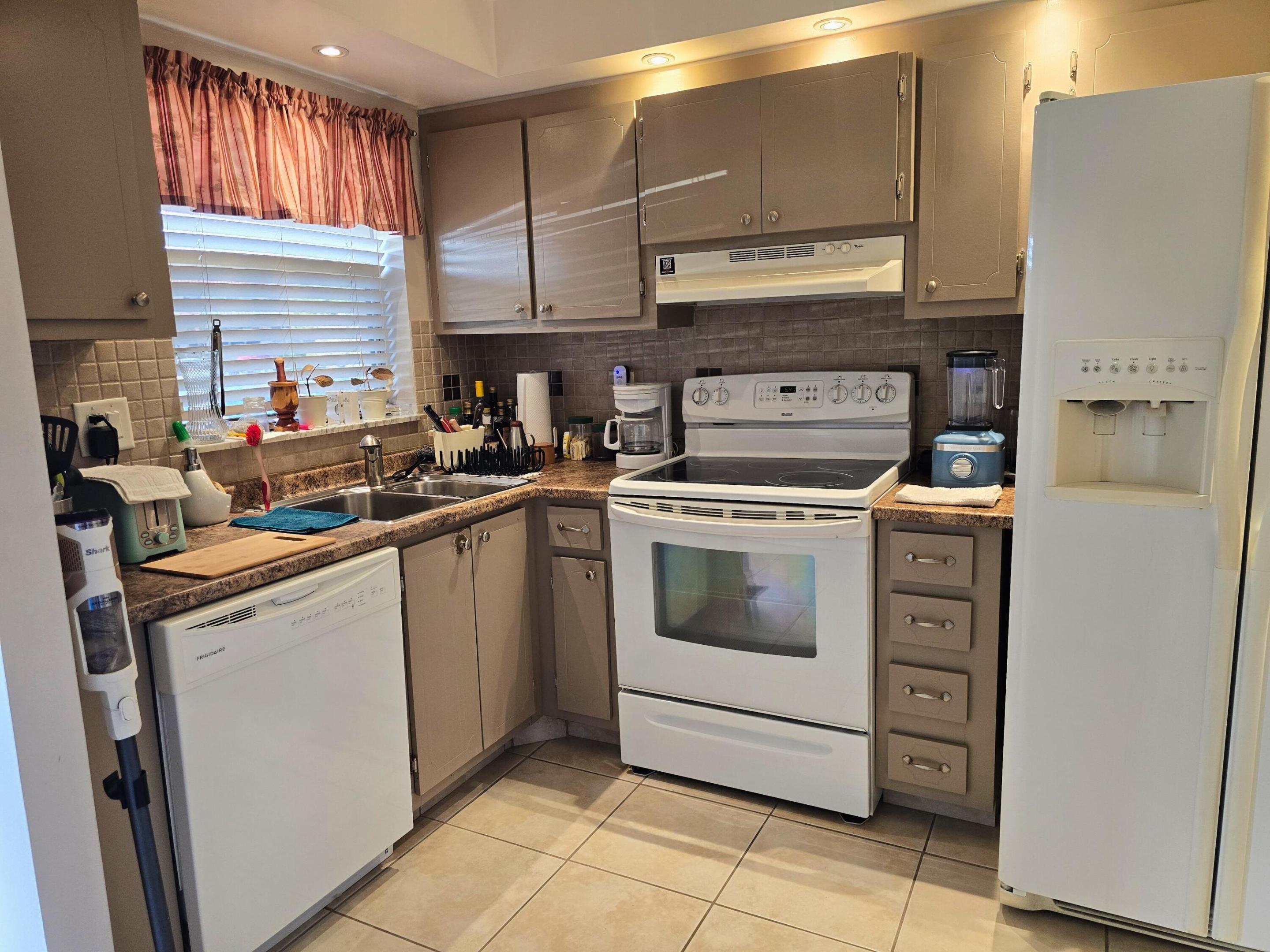 Sunrise Lakes 88 - Residential