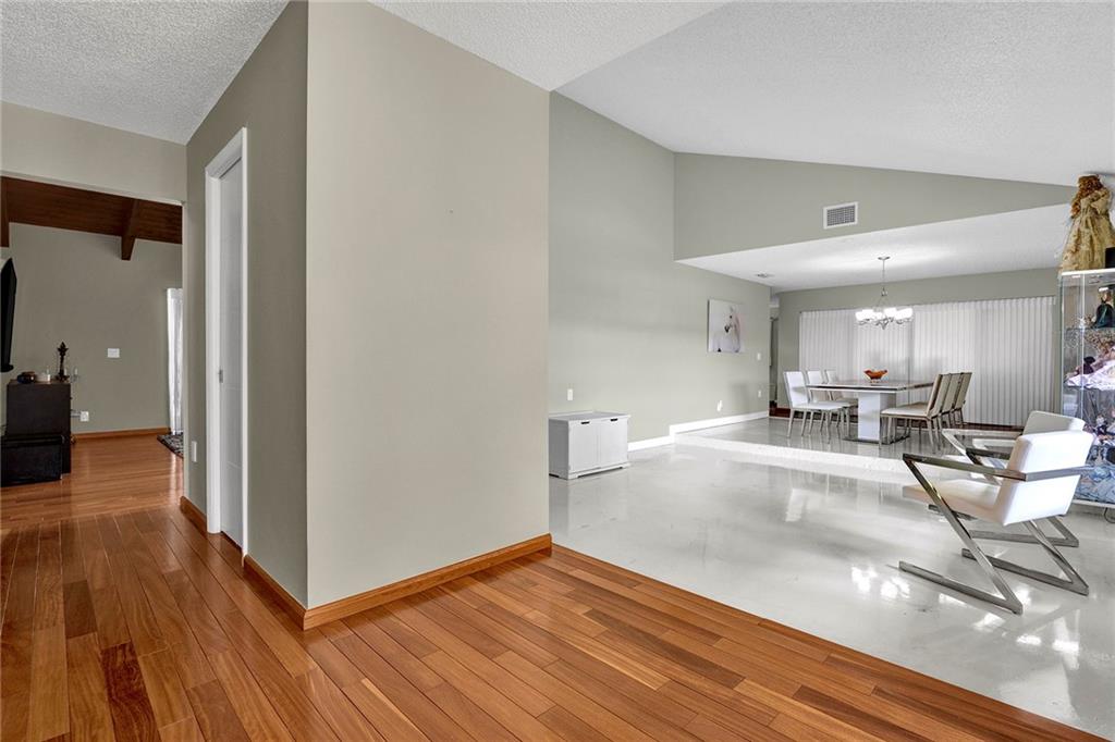 Oak Wood 80-39 B - Residential