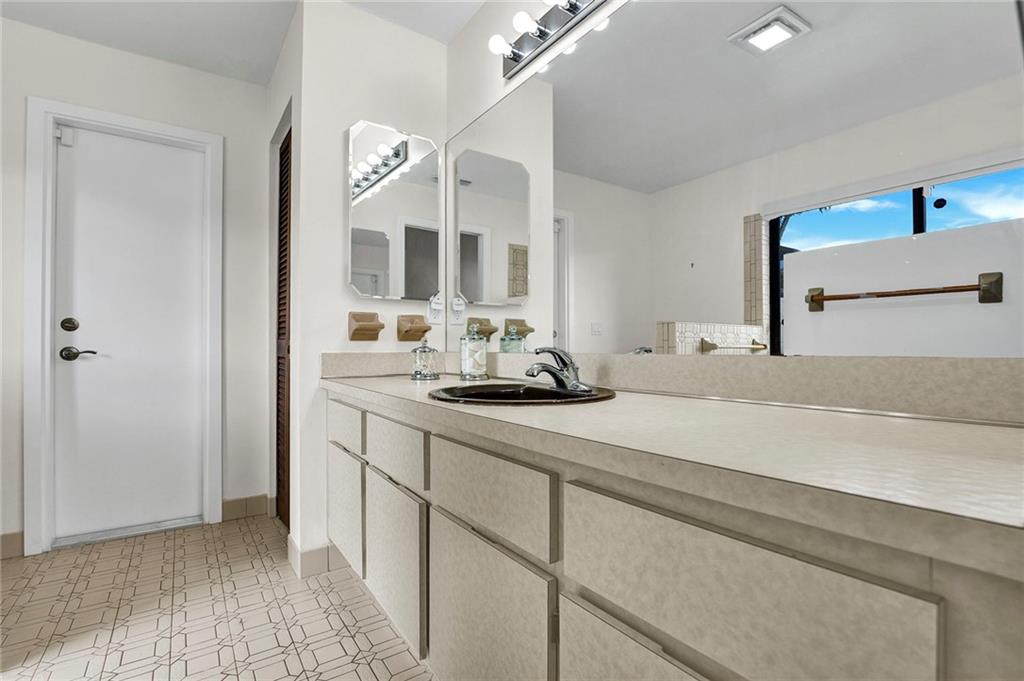Oak Wood 80-39 B - Residential